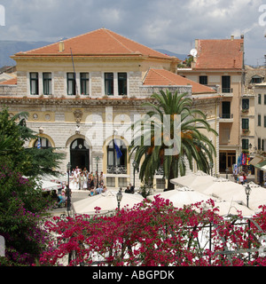 Corfu Grecia isola greca e alla Città Vecchia colorate buganvillee & restaurant le tettoie con gruppo di nozze che posano per una foto nella porta di Corfù Town Hall Foto Stock