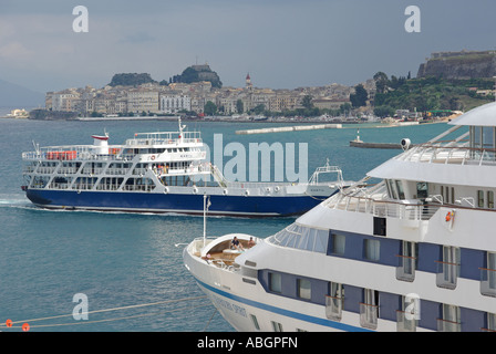 Corfù isola greca di Corfù città nuova porta con la nave di crociera a ormeggi e vedute verso la Città Vecchia Fort ferry boat passante Foto Stock