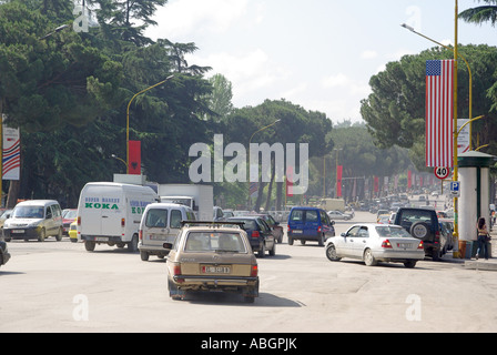 Traffico & Street scene in Tirana Repubblica di Albania strada principale da Skanderbeg Square USA bandiere per la visita di Stato America dal presidente americano Foto Stock