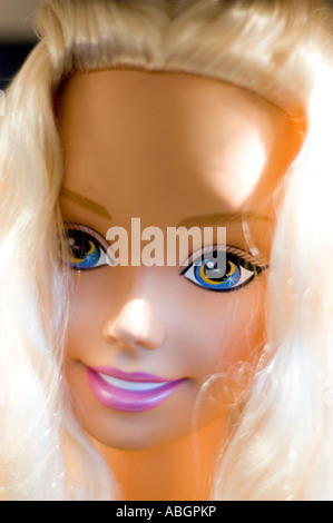 Primo piano di un volto Barbie gigante My size, una bambola alla moda Mattel Barbie con capelli biondi, occhi blu e un sorriso brillante. Foto Stock