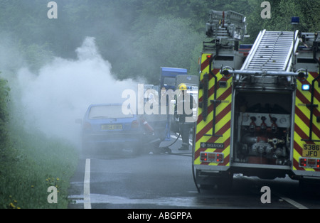 Macchina fuoco frequentato dai Vigili del fuoco su un40 road, Powys, Wales, Regno Unito Foto Stock