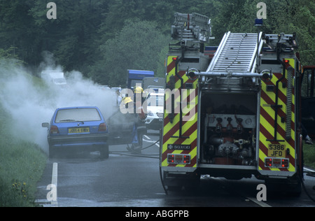 Macchina fuoco frequentato dai Vigili del fuoco su un40 road, Powys, Wales, Regno Unito Foto Stock