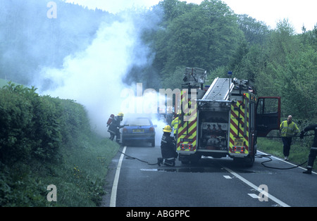 Macchina fuoco frequentato dai Vigili del fuoco su un40 road, Powys, Wales, Regno Unito Foto Stock