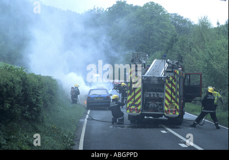 Macchina fuoco frequentato dai Vigili del fuoco su un40 road, Powys, Wales, Regno Unito Foto Stock