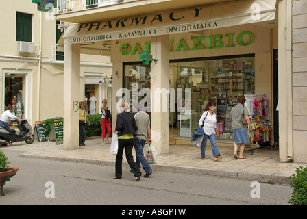 Scena di strada nella città di Corfù sull'isola greca di Corfù farmacia shop & shoppers nel traffico principalmente free & pedestrianise parte della città vecchia in Grecia Foto Stock
