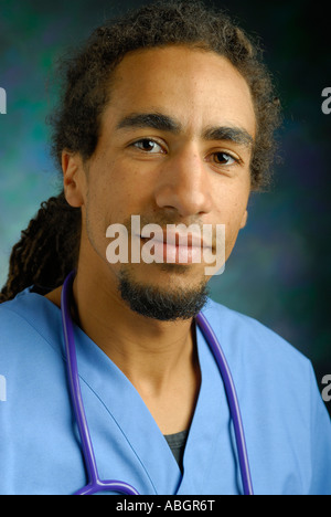 Colpo alla testa di un giovane nero medico con scrubs e stetoscopio Foto Stock