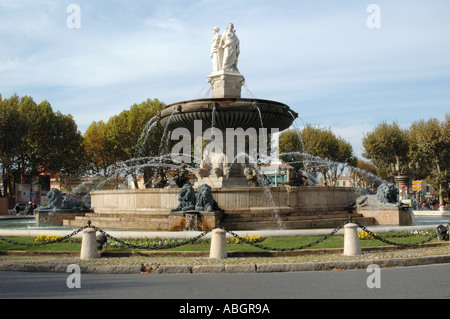 La grande fontana presso La Rotonde Fontaine de la Rotonde di Aix en Provence Francia Foto Stock