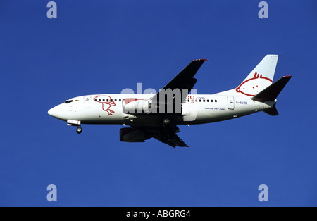 Bmi Baby Boeing 737 si avvicina all'Aeroporto Internazionale di Birmingham, West Midlands, England, Regno Unito Foto Stock