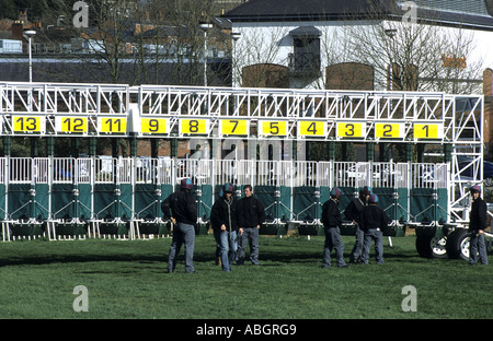 A partire si spegne e i gestori di bancarelle a Warwick gare, Warwickshire, Inghilterra, Regno Unito Foto Stock