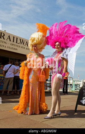 Pride Parade con riporto sul tema della pellicola, Brighton, Regno Unito, 2006 Foto Stock