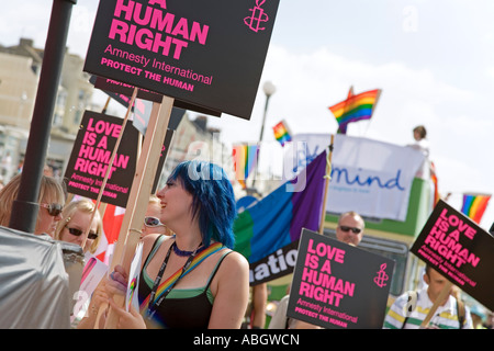 Pride Parade con riporto sul tema della pellicola, Brighton, Regno Unito, 2006 Amnesty International Foto Stock