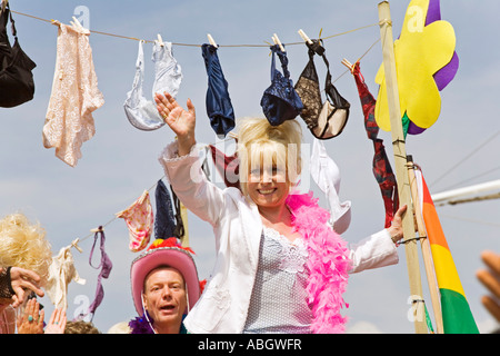 Barbara Windsor prendendo parte al Pride Parade Brighton 2006. Il tema per la sfilata essendo il riporto sulle pellicole Foto Stock