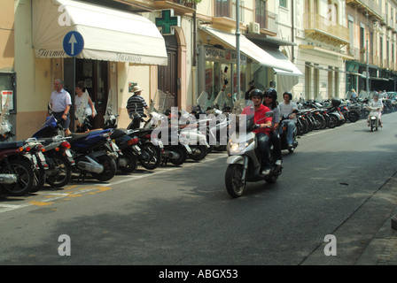 Sorrento resort costiero lungo la linea di parcheggiato motociclette scooter e ciclomotori parcheggiata accanto al marciapiede in area dello shopping il traffico Foto Stock