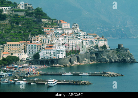 Vista aerea della città di Amalfi piccole imbarcazioni nel porto e due moli nel Mar Tirreno nel Golfo di Salerno viadotto ad arco della strada costiera Salerno Campania Italia e UE Foto Stock