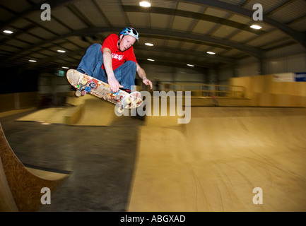 Guidatore di skateboard grab trick Foto Stock