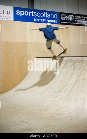 Guidatore di skateboard in fabbrica Skatepark Dundee REGNO UNITO Foto Stock