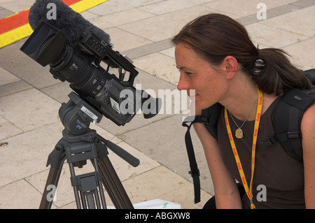 Donna videografo riprese per il BBC Television Foto Stock