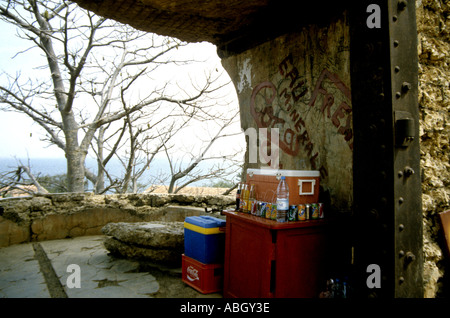 Coca cola e acqua minerale in vendita in Ile Gorée ex schiavo trading isola al largo della costa della Dakar, Senegal Foto Stock