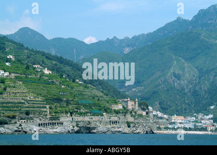 Castello di Maiori Mezzacapo sulla costiera amalfitana, patrimonio dell'umanità dell'UNESCO, scenario urbano di montagna sullo sfondo da una barca nel Mar Tirreno Salerno, Campania, Italia Foto Stock