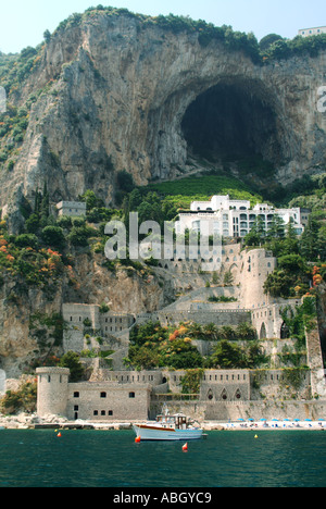 Vista dal mare della costiera amalfitana dell'UNESCO presso il bianco Borgo Santandrea hotel sulla scogliera della grotta Grotta dello Smeraldo, spiaggia privata Salerno, Campania, Italia Foto Stock