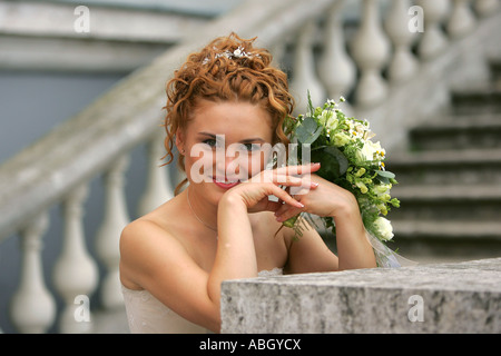 Un ritratto di una sposa in un bianco tradizionale abito da sposa nella foto il giorno delle nozze. Ella si fermò in un mezzo corpo ritratto hol Foto Stock