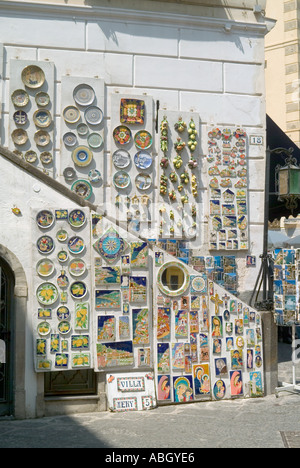 Piazza del Duomo, nella città di Amalfi, mostra ceramiche a parete accanto all'ingresso del negozio e insegna per delizie odori e Spezie Salerno Campania Italy eu Foto Stock