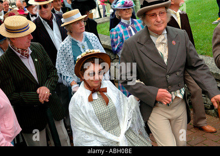 Persone sfilano in costume a Llandrindod Wells Festival Vittoriano Powys Mid Wales UK Foto Stock