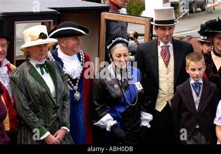 La regina Victoria e la gente in costume a Llandrindod Wells Festival Vittoriano Powys Mid Wales UK Foto Stock