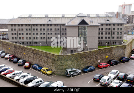 Vista sulle pareti e il parcheggio del carcere di Cardiff South Wales UK Foto Stock