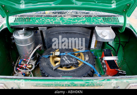 Boot con ruota di scorta e il serbatoio del combustibile di vintage Ford Escort rally car al dolce agnellino Rally Complex Llangurig Powys Mid Wales UK Foto Stock