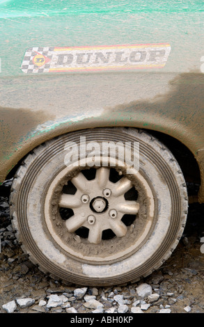 Spruzzi di fango su vintage Ford Escort rally car al dolce agnellino Rally Complex Llangurig Powys Mid Wales UK Foto Stock