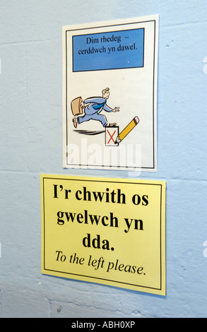 Welsh bilingue Lingua Inglese avviso nel corridoio di Cardiff scuola primaria South Wales UK Foto Stock