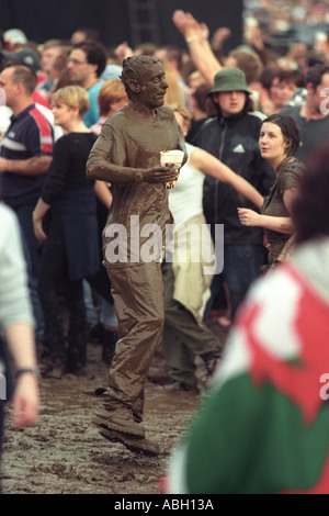 Ventola Pop dancing coperto di fango a un festival di musica REGNO UNITO Foto Stock