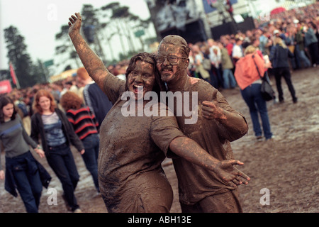 I fan del genere pop coperto di fango in un festival della musica rock NEL REGNO UNITO Foto Stock