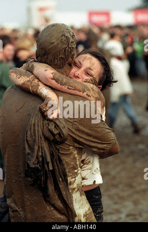 I fan del genere pop coperto di fango a un festival di musica REGNO UNITO Foto Stock