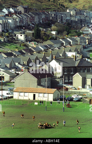 Galles del Sud delle Valli partita di rugby a Ogmore Vale RFC con vista su case a schiera Glamorgan South Wales UK Foto Stock