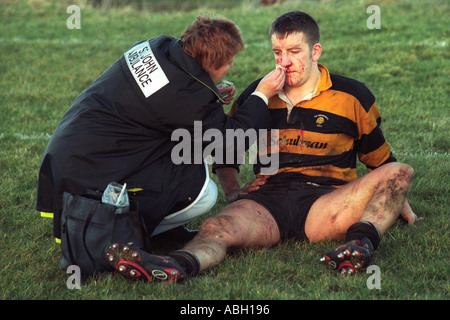 Rugby gallese player feriti ricevono cure mediche a Trefil RFC Gwent South Wales UK Foto Stock