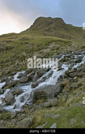 Harrison Stickle picco di montagna Langdale Pikes Lake District Foto Stock