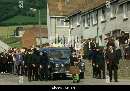 Problemi Belfast Irlanda del Nord 1980s Teenage Irish National Liberation Army INLA giovani cattolici Joe McDonnells funerali cortege 1981 HOMER SYKES Foto Stock