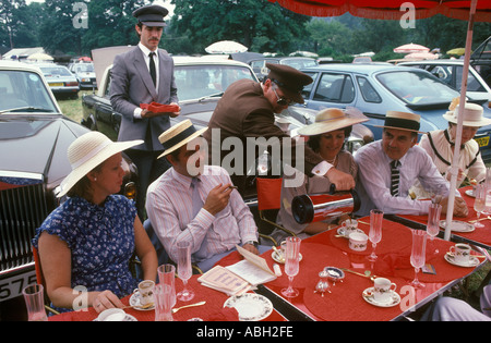 Picnic 1980 Gran Bretagna ricco povero divario sociale, chauffeurs in attesa sul tavolo. I proprietari di Rolls Royce Henley Royal Regatta Henley sul Tamigi UK 1985 HOMER SYKES Foto Stock