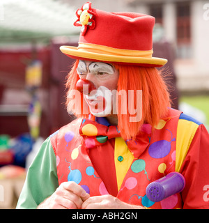 Un clown rendendo un animale fuori di palloncini per bambini Annan a cavallo delle Marche Dumfriesshire Scotland Regno Unito Foto Stock