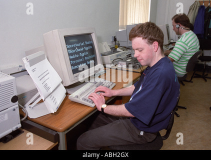 'Non vedenti studente di college utilizzando tipo ingrandita sul monitor di un computer' Foto Stock