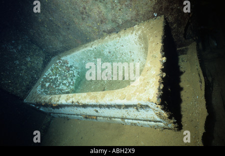 Vasca in bagno dietro il ponte sull'Umbria relitto Port Sudan Wingate Reef Mar Rosso Sudanese Oceano Indiano 10 070 tonnellate Foto Stock
