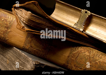 Una collezione di rilegati in pelle di libri antichi Foto Stock