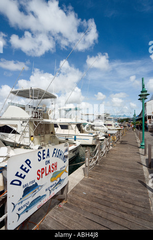 La pesca in barca charter su carenaggio, Bridgetown, Barbados, Piccole Antille, West Indies, dei Caraibi Foto Stock