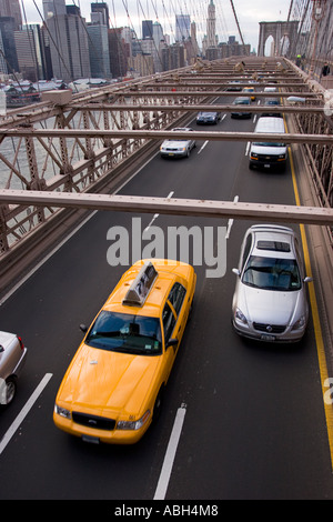 Tipico di New York la guida della cabina lungo il ponte di Brooklyn Foto Stock