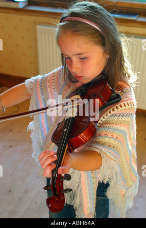 Ragazza giovane la pratica di suonare il violino Foto Stock