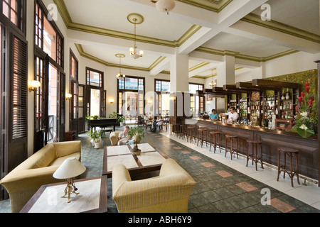 La lobby e il bar dell'Ambos Mundos Hotel (che ha forti Ernest Hemingway collegamenti), Habana Vieja, Havana, Cuba Foto Stock