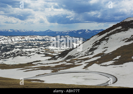 Parte superiore della Beartooth pass US Highway 212 nel giugno del Montana USA Stati Uniti d'America Foto Stock