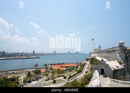 Città e il Malecon dal Castillo de los Tres Reyes Magos del Morro, Habana del Este, Havana, Cuba Foto Stock
